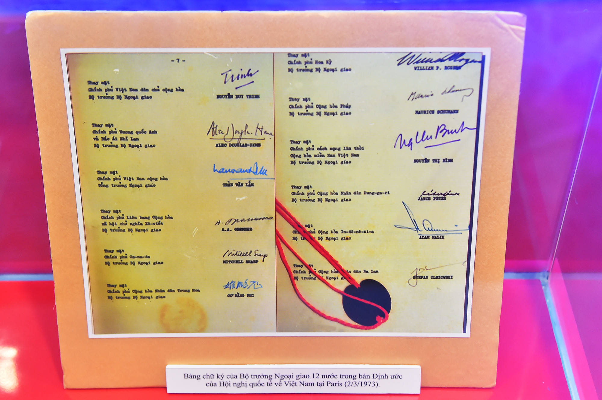 Bảng chữ ký của Bộ trưởng Ngoại giao 12 nước trong bản Định ước của Hội nghị quốc tế về Việt Nam tại Paris, ngày 2/3/1973. (Ảnh: THỦY NGUYÊN)