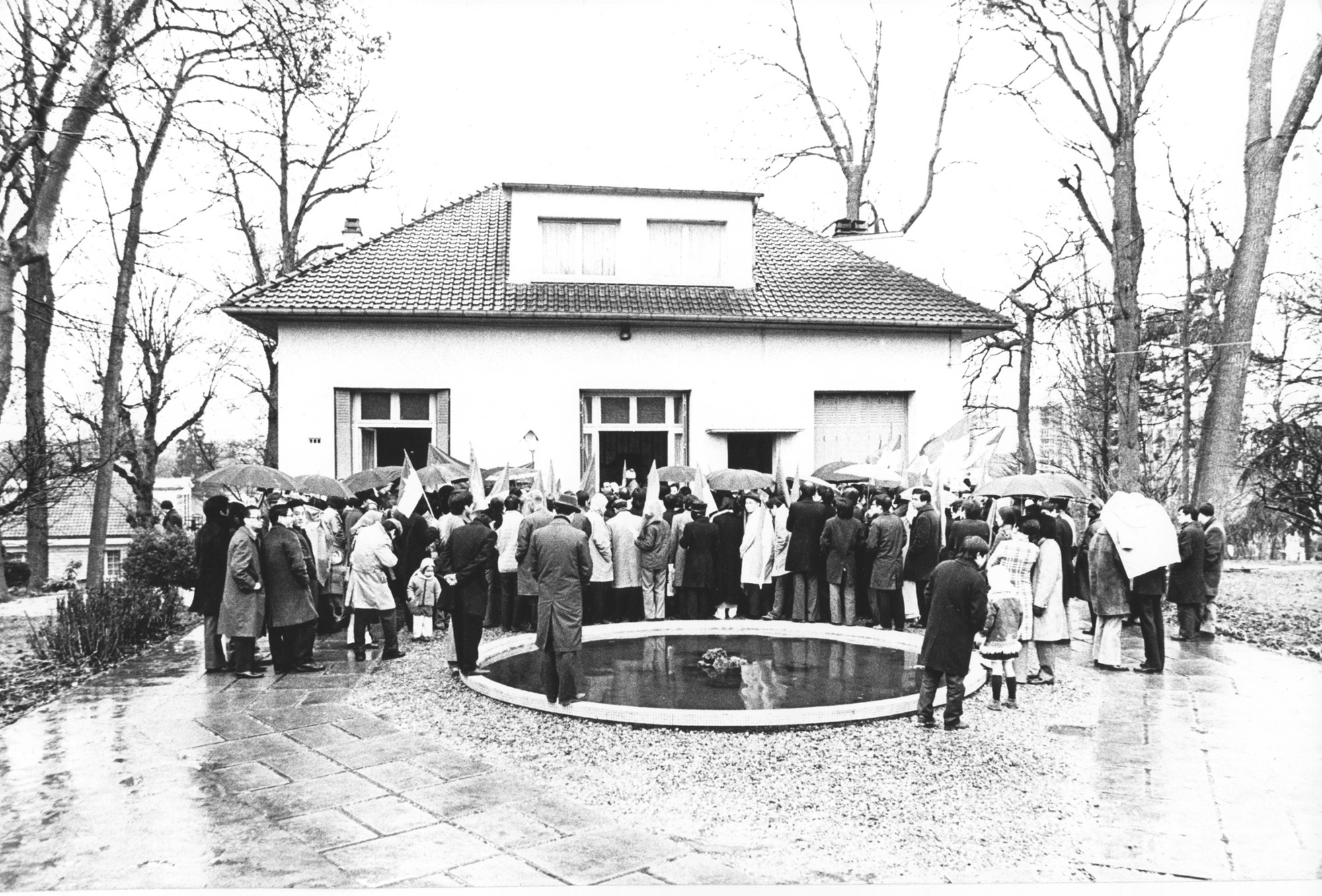 Kiều bào đến nơi lưu trú của phái đoàn Chính phủ Cách mạng lâm thời Cộng hòa miền nam Việt Nam ở thành phố Verrières-le-Buisson, ngoại ô Paris, để chúc mừng sau khi Hiệp định Paris được ký kết. (Ảnh: Lê Xuân Tấn)