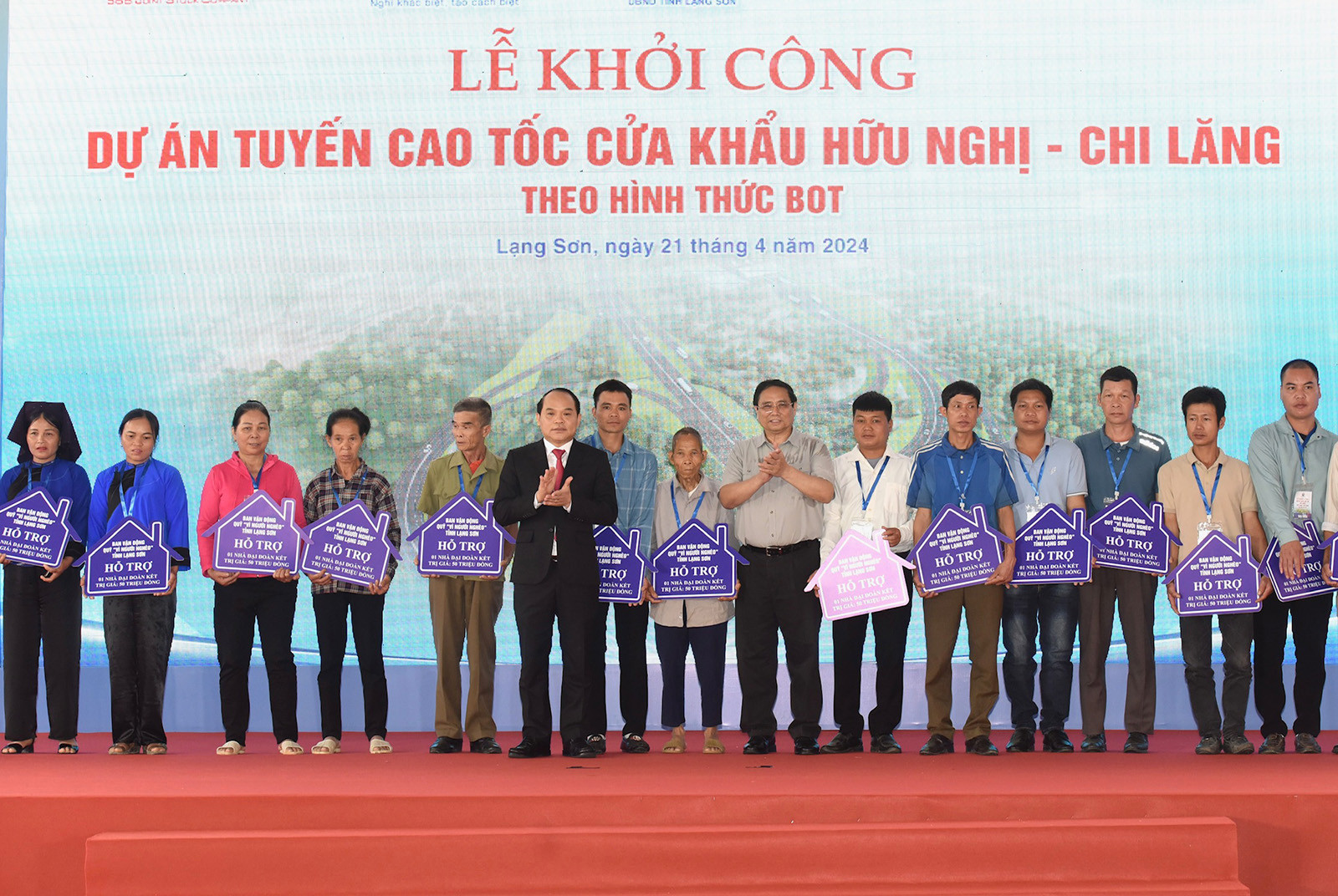 Thủ tướng Phạm Minh Chính và lãnh đạo tỉnh Lạng Sơn trao quà tặng của Ban vận động Quỹ "Vì người nghèo" tỉnh Lạng Sơn hỗ trợ cho 30 hộ dân trong vùng dự án trên địa bàn.