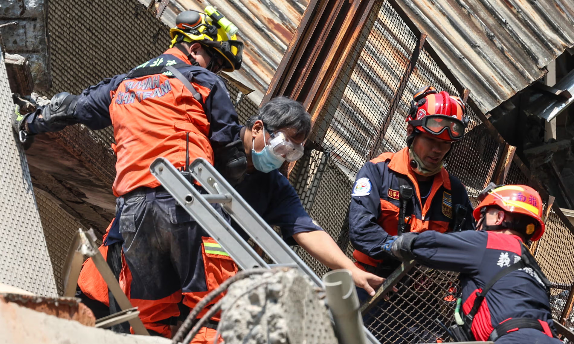 Nhân viên khẩn cấp đưa người sống sót ra ngoài tòa nhà bị sập. (Ảnh: Getty Images) Nhân viên khẩn cấp đưa người sống sót ra ngoài tòa nhà bị sập. (Ảnh: Getty Images)