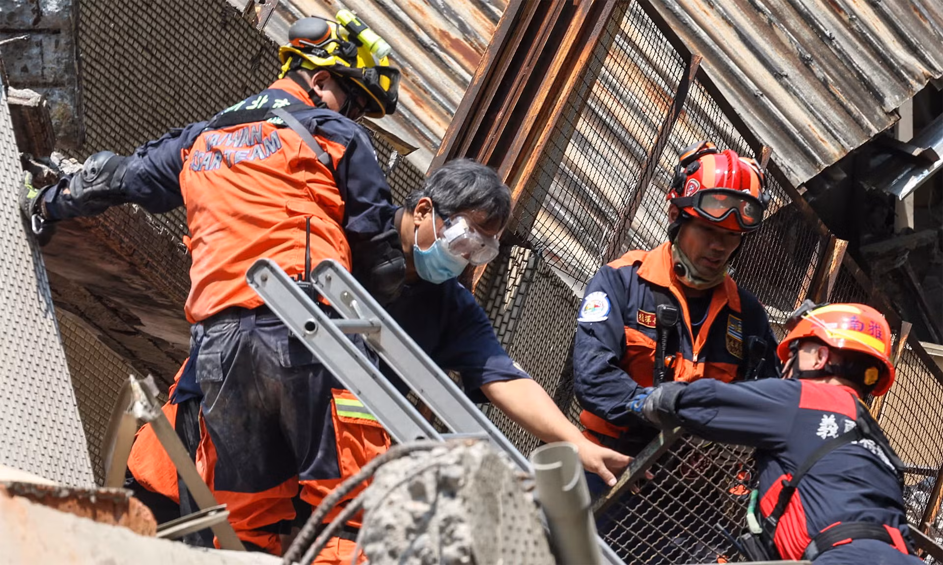 Nhân viên khẩn cấp đưa người sống sót ra ngoài tòa nhà bị sập. (Ảnh: Getty Images)