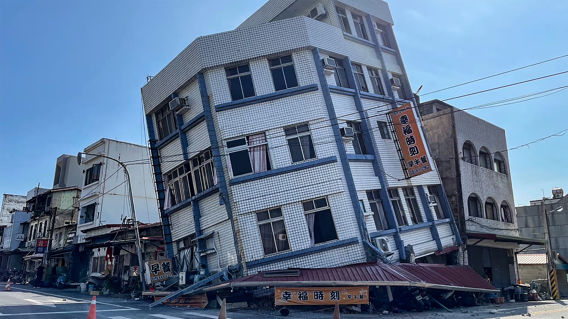 Cơ quan Cứu hỏa Đài Loan (Trung Quốc) cho biết 26 tòa nhà được báo cáo là “nghiêng hoặc đổ”. (Ảnh: Getty Images) Cơ quan Cứu hỏa Đài Loan (Trung Quốc) cho biết 26 tòa nhà được báo cáo là “nghiêng hoặc đổ”. (Ảnh: Getty Images)