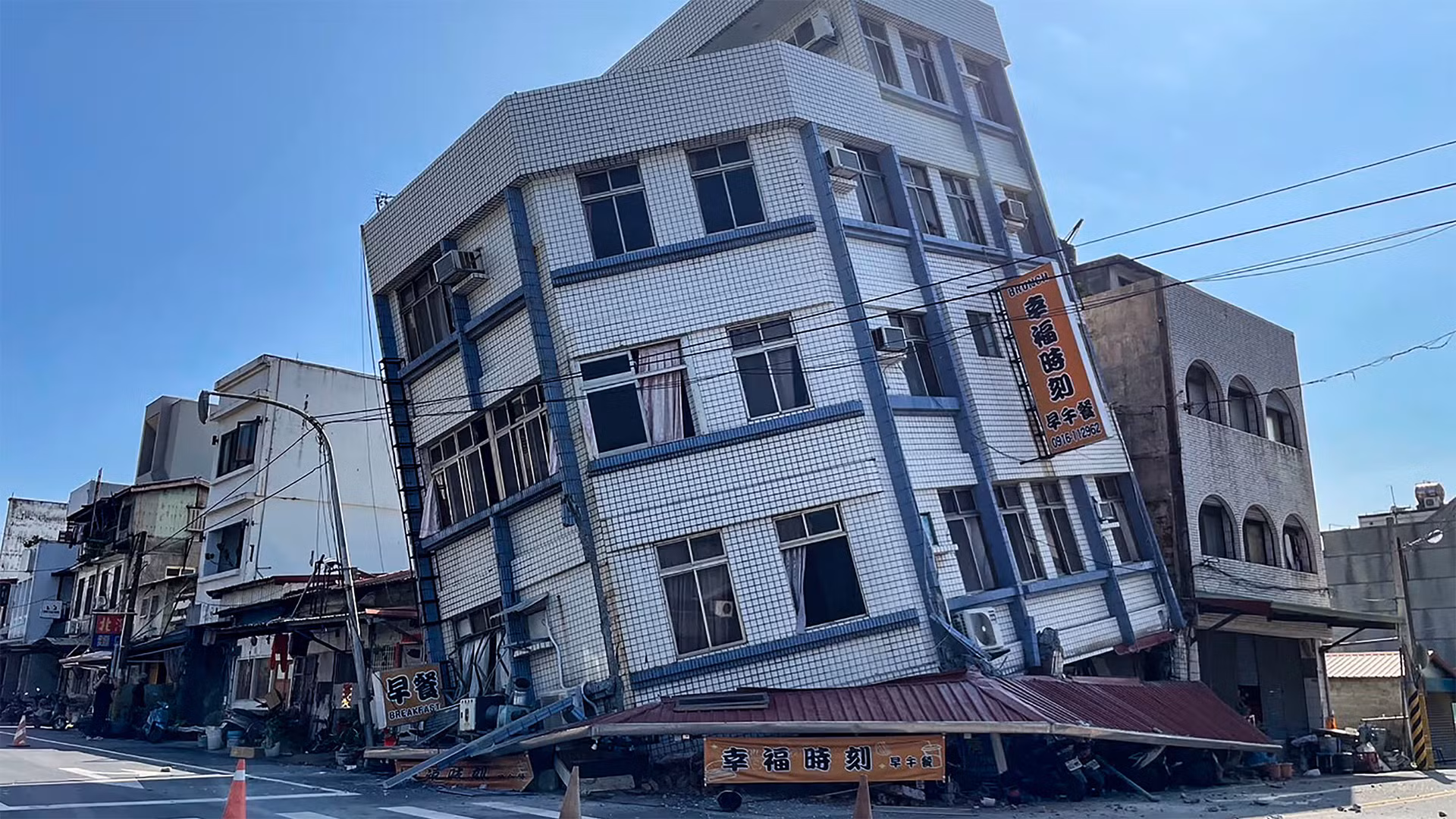 Cơ quan Cứu hỏa Đài Loan (Trung Quốc) cho biết 26 tòa nhà được báo cáo là “nghiêng hoặc đổ”. (Ảnh: Getty Images)