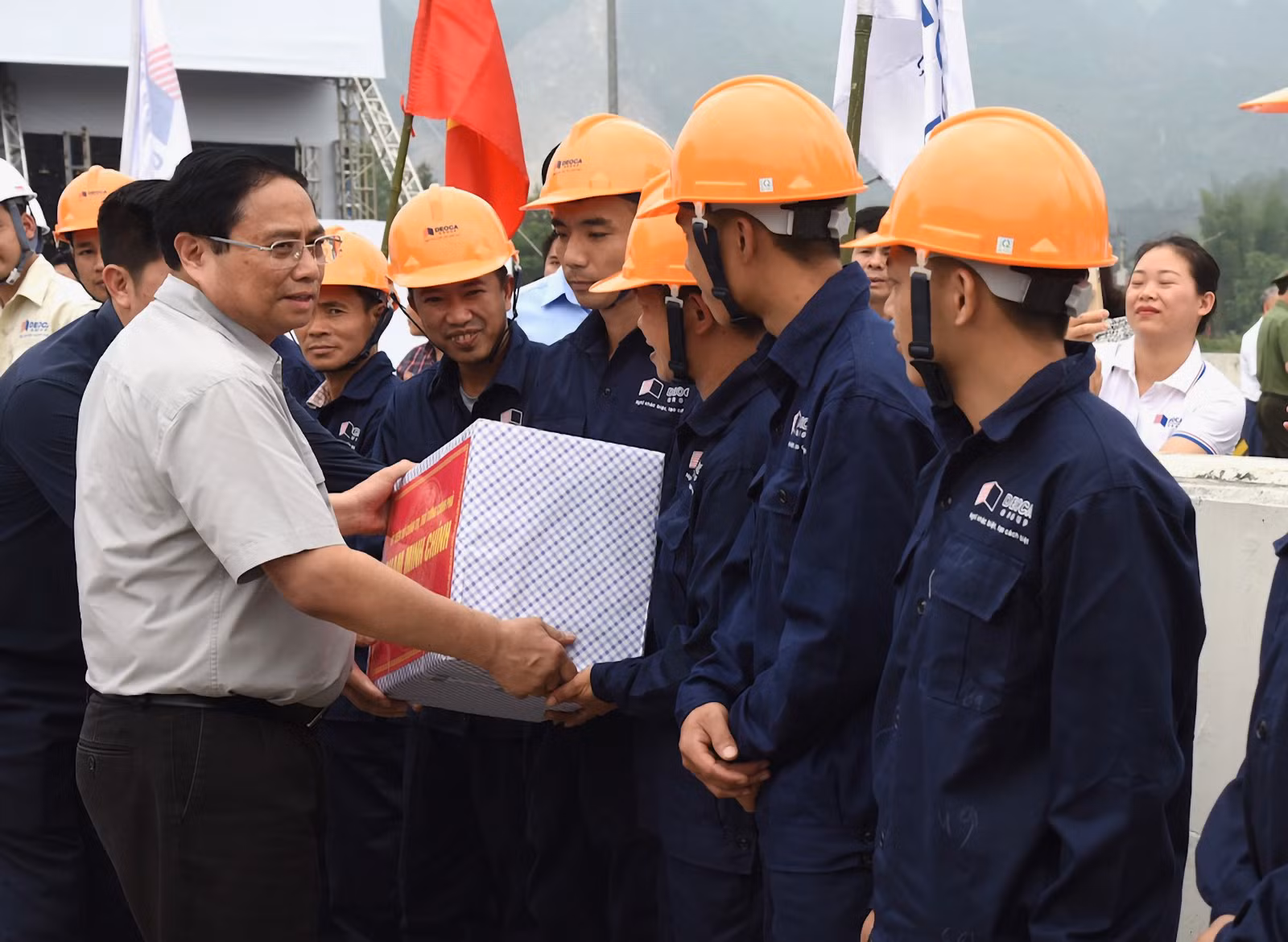 Thủ tướng tặng quà động viên công nhân thi công Dự án.