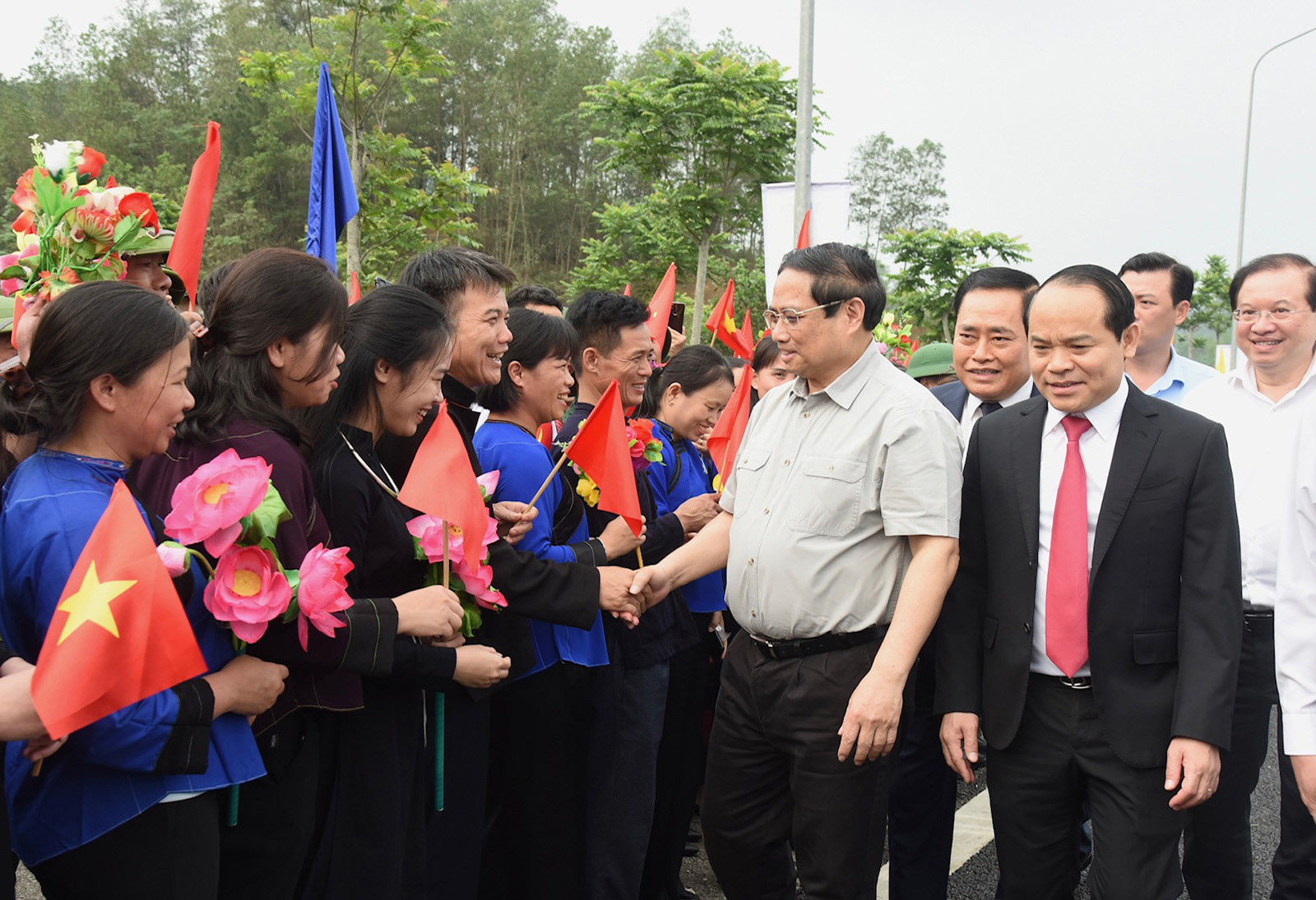 Đồng bào các dân tộc tỉnh Lạng Sơn chào đón Thủ tướng Phạm Minh Chính.