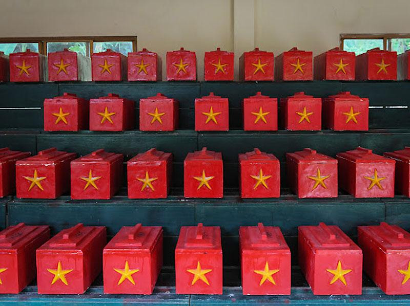 Những hài cốt được đưa về quy tập từ chiến trường Campuchia tại An Giang. Những hài cốt được đưa về quy tập từ chiến trường Campuchia tại An Giang.
