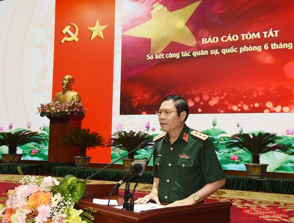 Thượng tướng Nguyễn Tân Cương, Tổng Tham mưu trưởng, Thứ trưởng Quốc phòng đọc báo cáo.