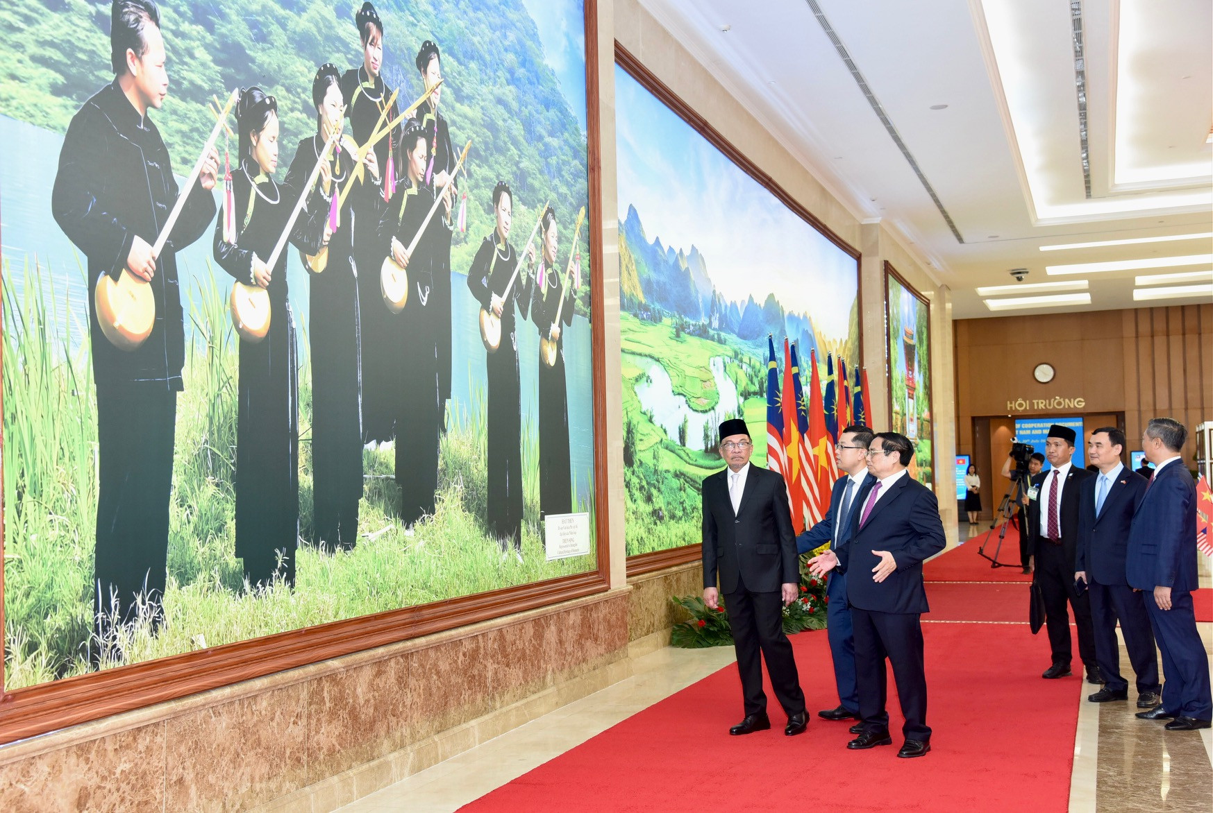 Thủ tướng Phạm Minh Chính giới thiệu với Thủ tướng Malaysia Anwar Ibrahim về hình ảnh đất nước, con người Việt Nam.