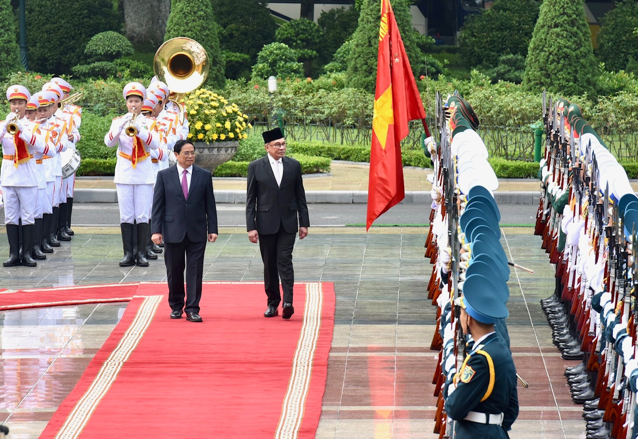 Thủ tướng Phạm Minh Chính và Thủ tướng Malaysia Anwar Ibrahim duyệt Đội danh dự Quân đội nhân dân Việt Nam.