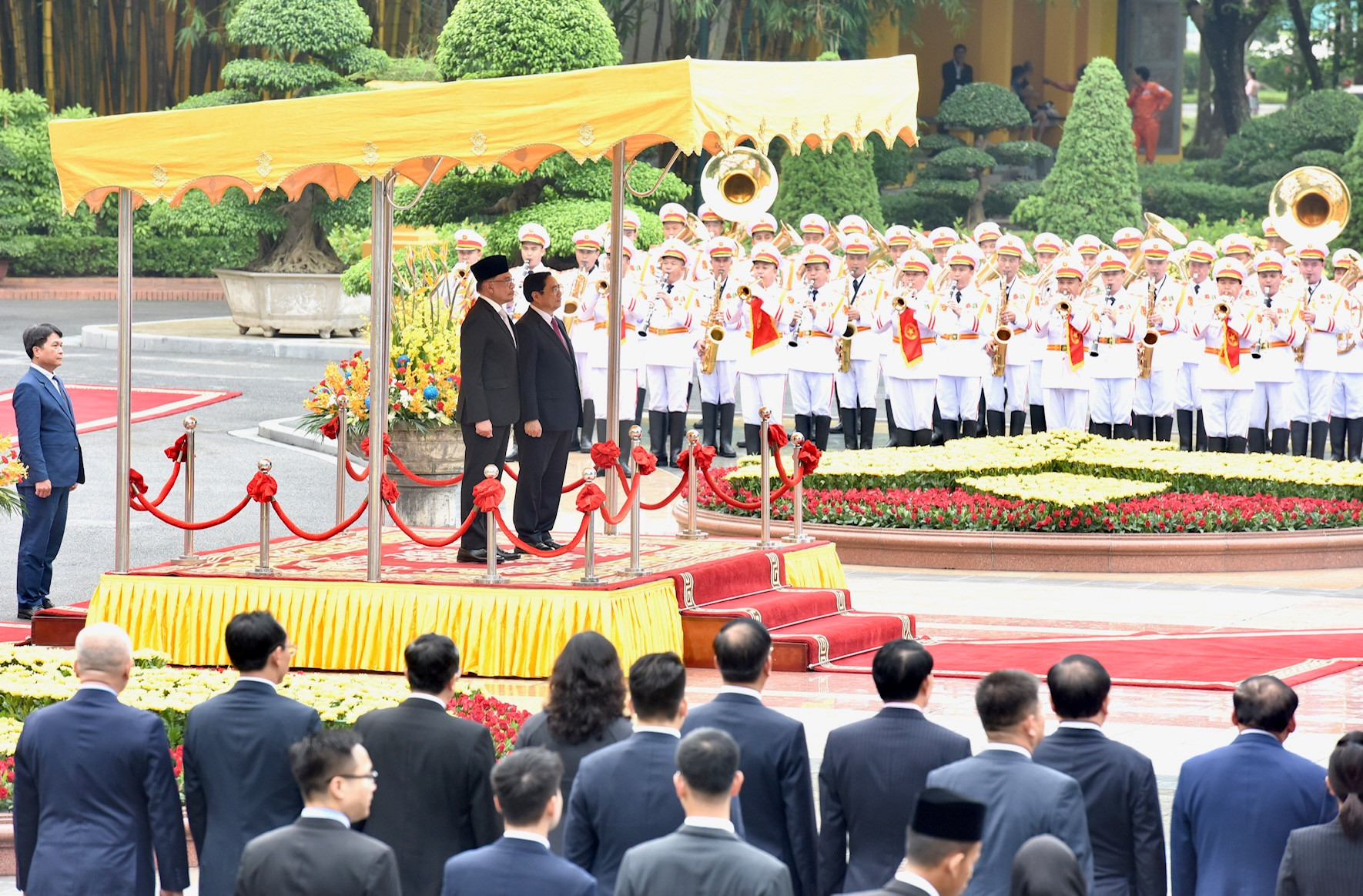 Thủ tướng Phạm Minh Chính và Thủ tướng Malaysia Anwar Ibrahim thực hiện nghi lễ chào cờ hai nước.