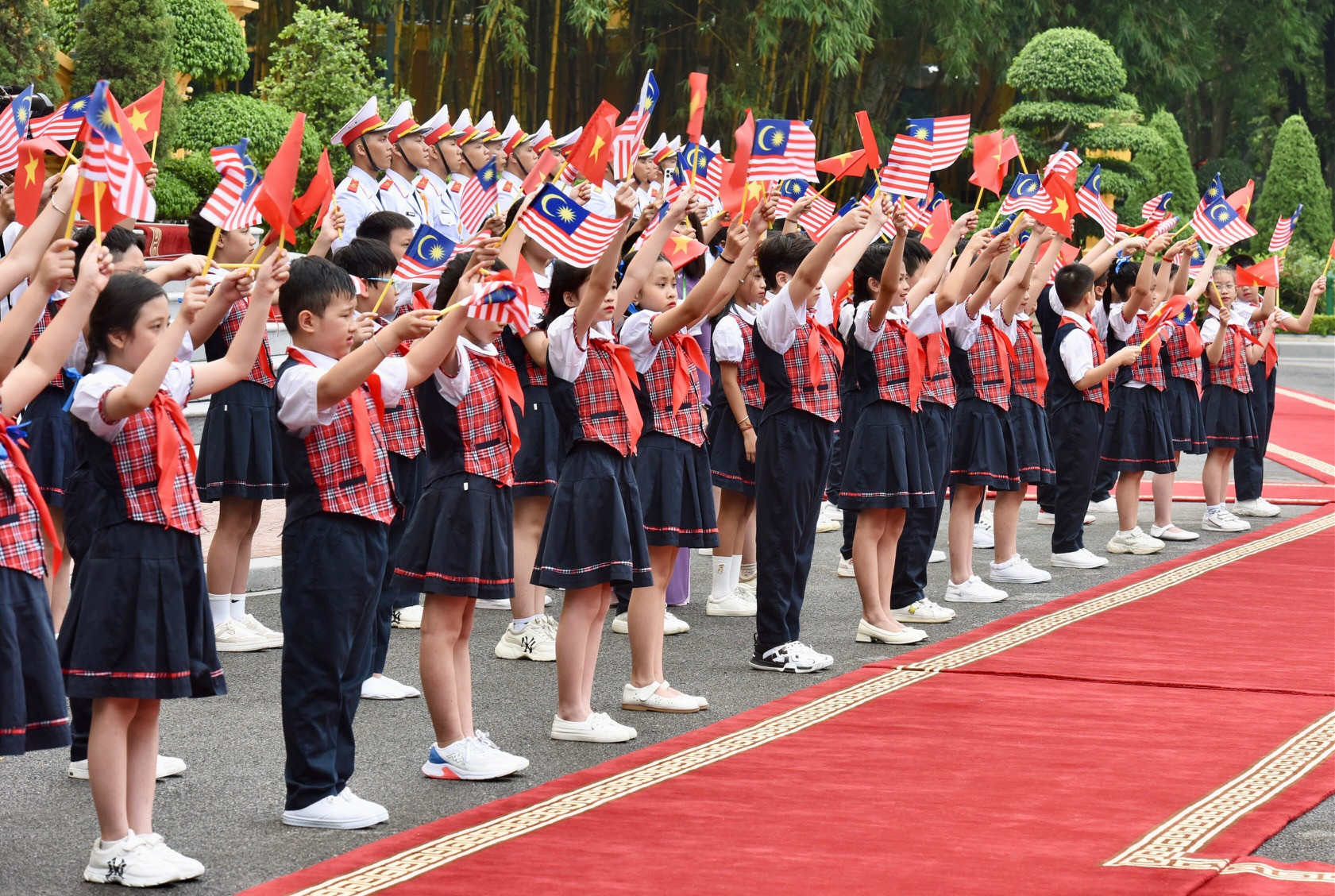 Các cháu thiếu nhi vẫy chào hai Thủ tướng.