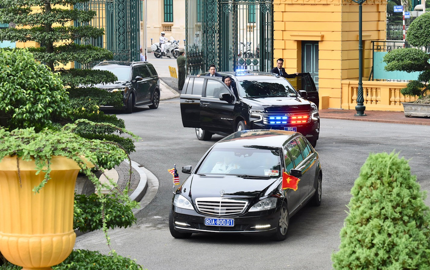 Đoàn xe đưa Thủ tướng Malaysia Anwar Ibrahim và Phu nhân đến Phủ Chủ tịch.