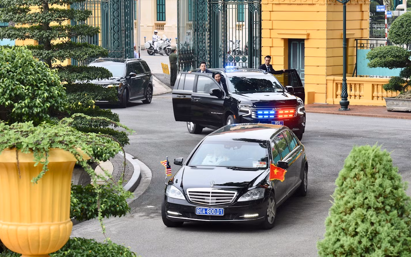 Đoàn xe đưa Thủ tướng Malaysia Anwar Ibrahim và Phu nhân đến Phủ Chủ tịch.