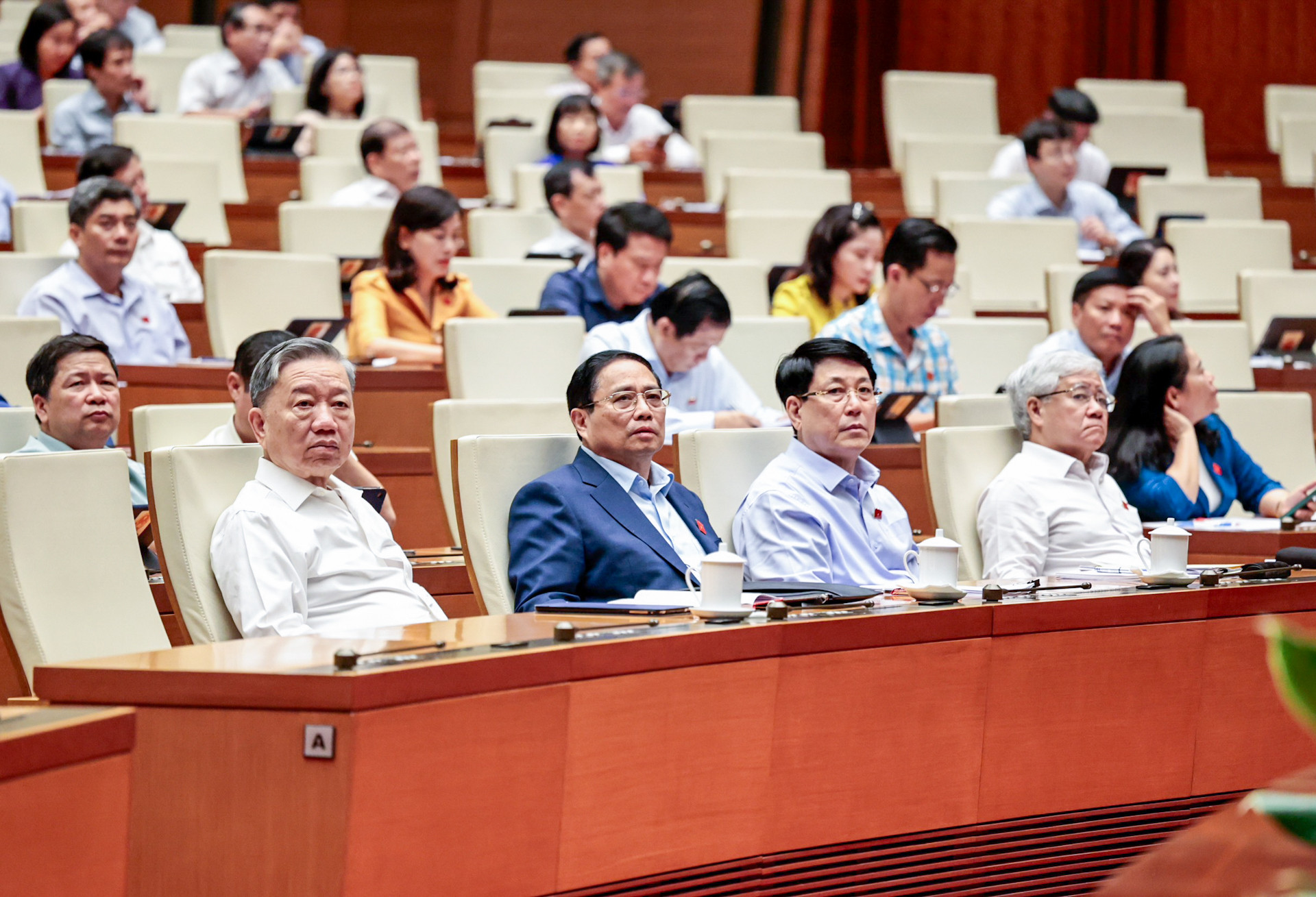 Các đồng chí lãnh đạo Đảng, Nhà nước và các đại biểu Quốc hội dự phiên họp.