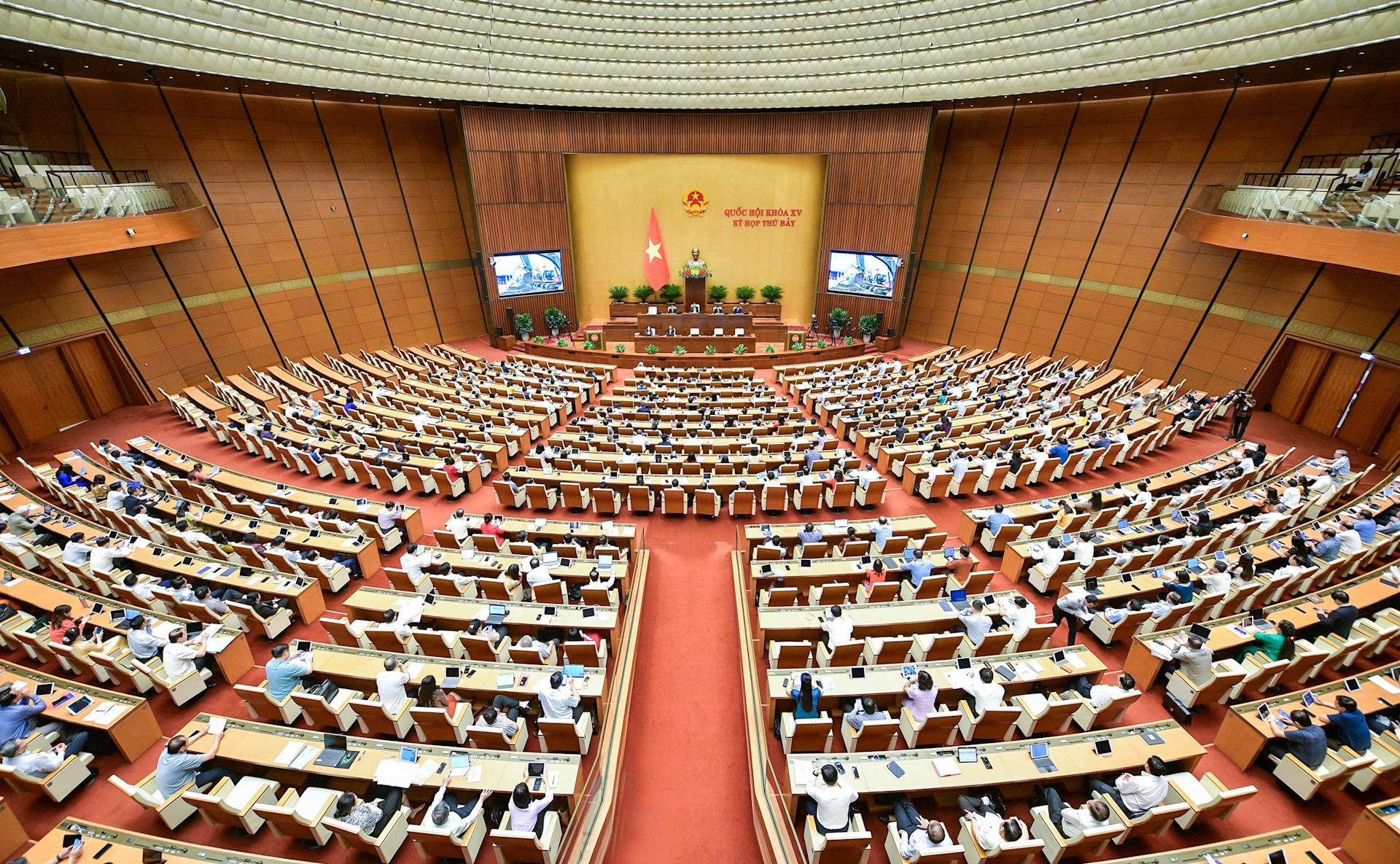 Quang cảnh phiên họp tại Hội trường Diên Hồng, Nhà Quốc hội.
