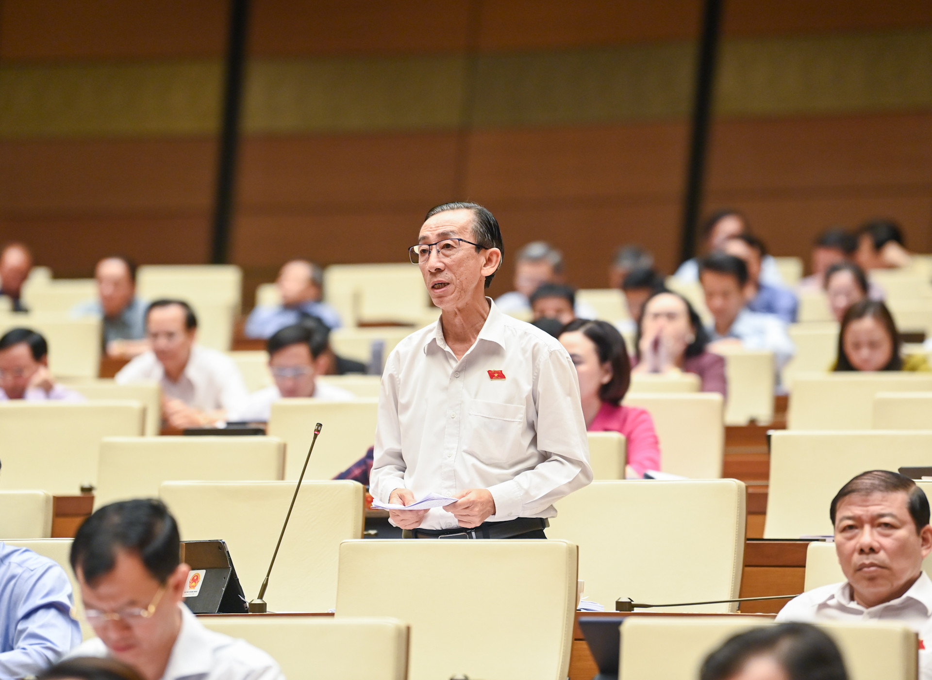 Đại biểu Quốc hội Trần Hoàng Ngân (đoàn Thành phố Hồ Chí Minh) tham gia ý kiến thảo luận.