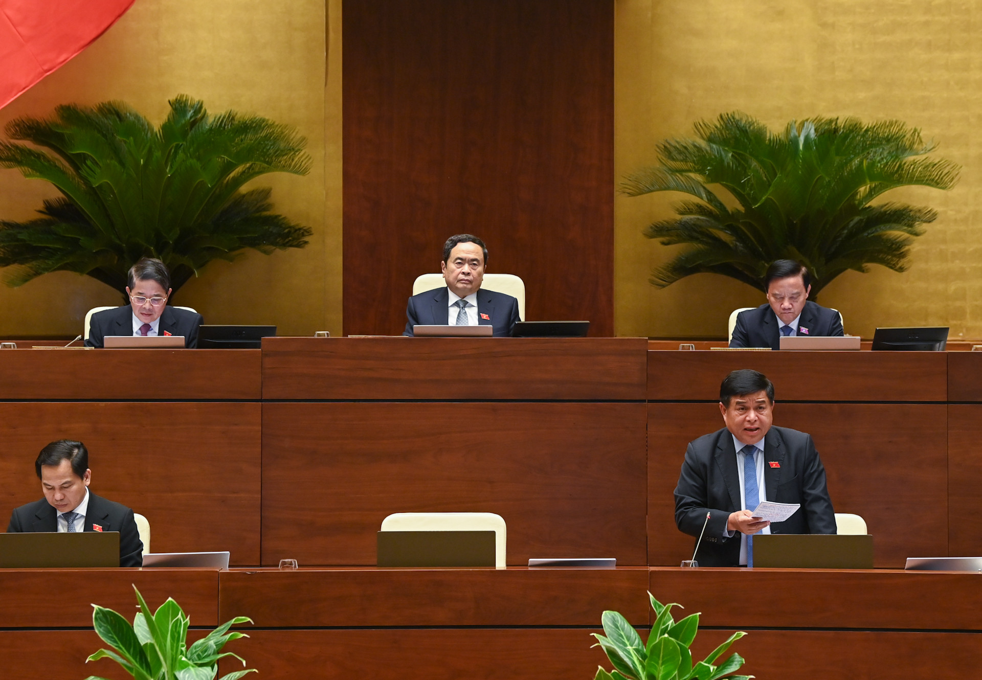 Bộ trưởng Kế hoạch và Đầu tư Nguyễn Chí Dũng phát biểu giải trình, làm rõ một số vấn đề đại biểu Quốc hội nêu.