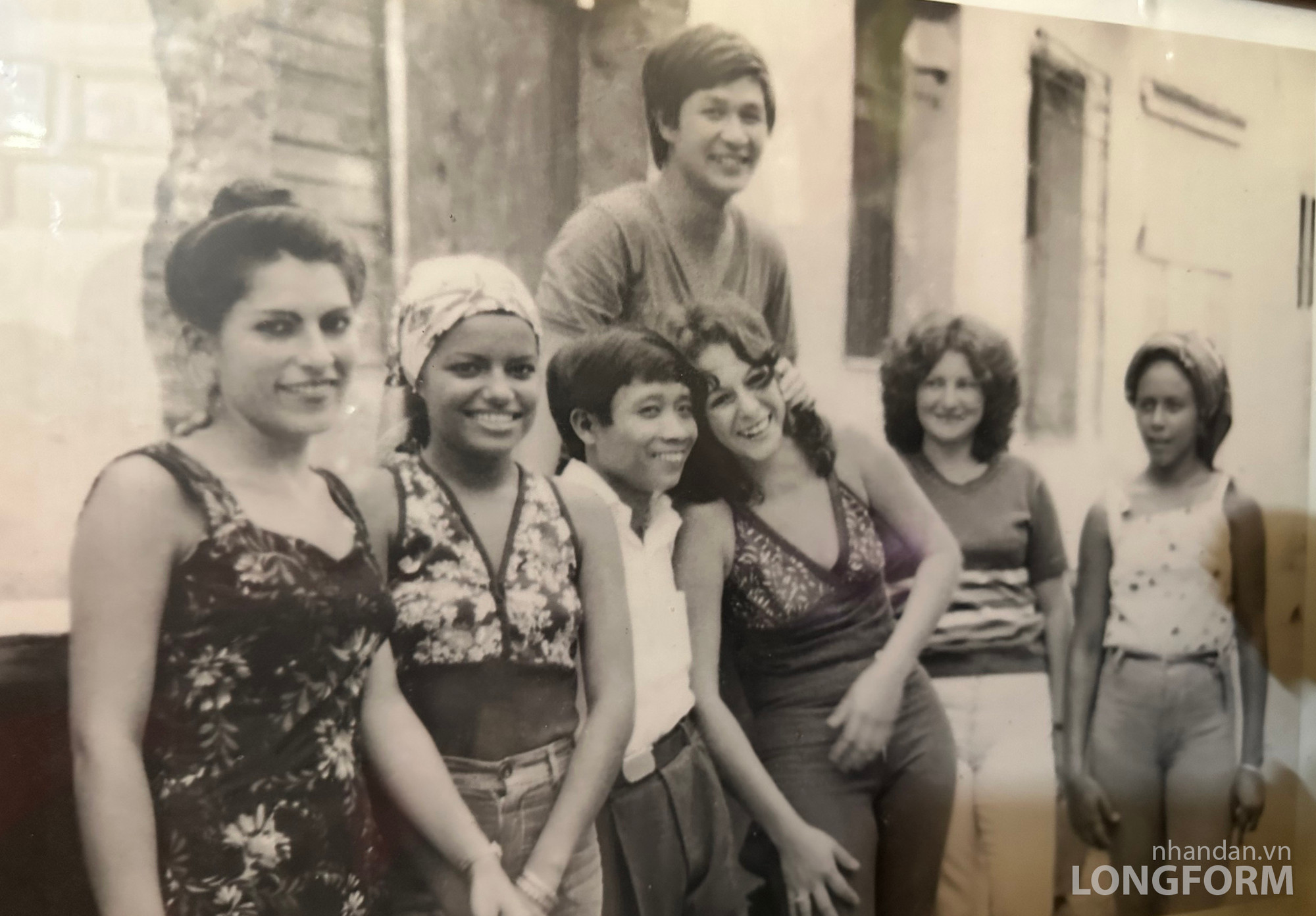 Bức ảnh chụp cùng bạn bè Cuba ngày còn trẻ được ông Trung giữ gìn cẩn thận.