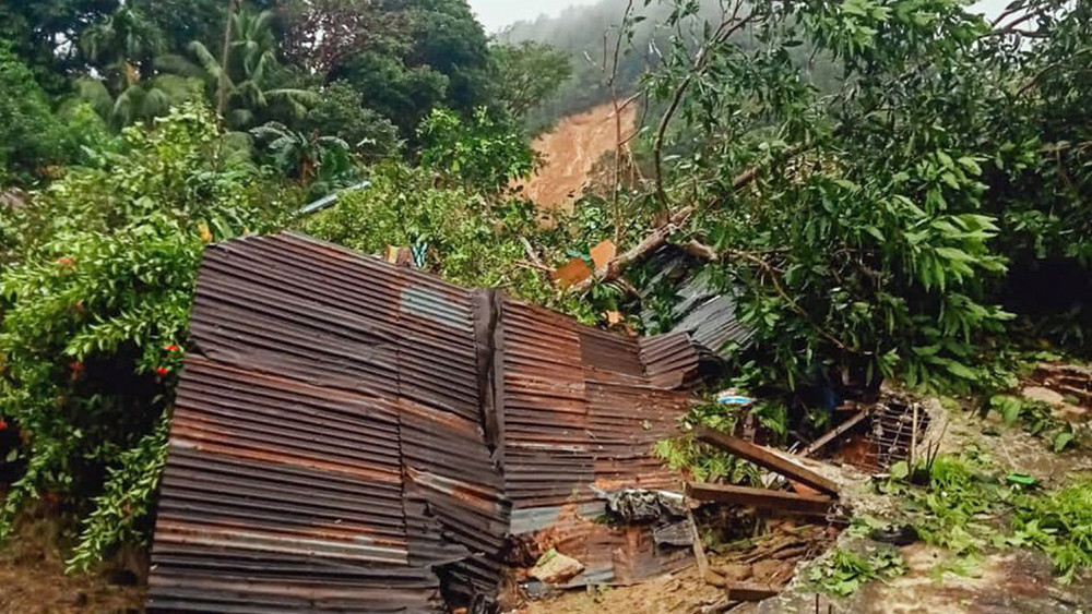 Ngôi nhà bị sập sau vụ sạt lở tại Natuna, tỉnh Riau, Indonesia, ngày 6/3/2023. (Ảnh: Antara)