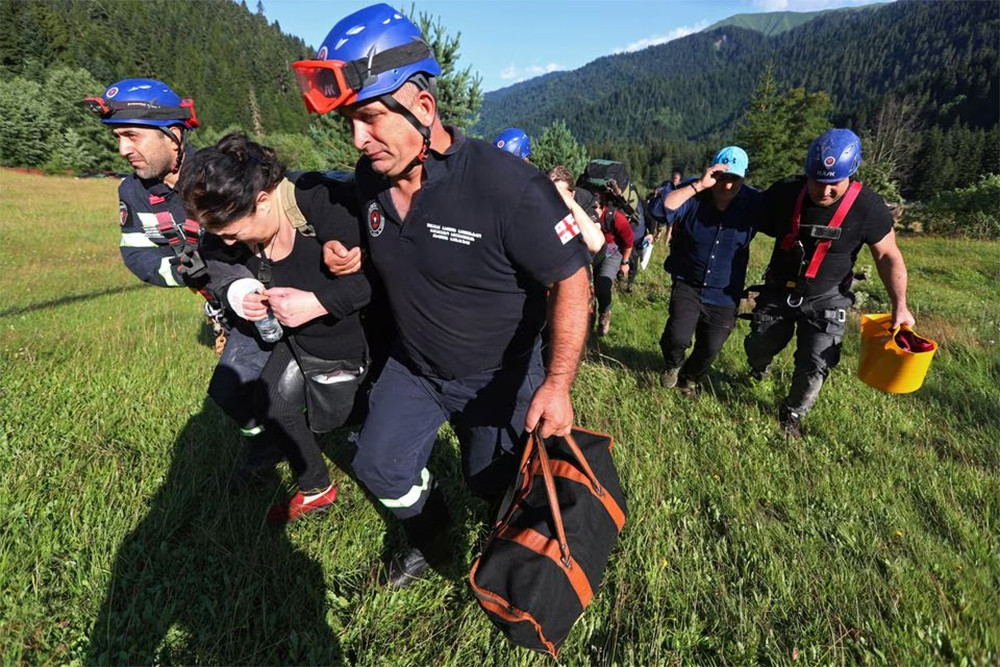 Nhân viên cứu nạn sơ tán người dân khỏi khu vực bị sạt lở tại vùng Racha, Georgia, ngày 4/8/2023. (Ảnh: Reuters)