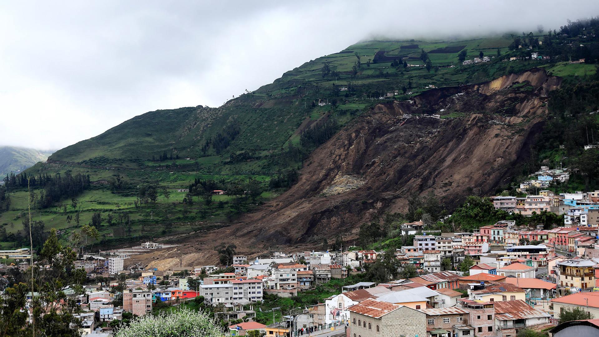 Sạt lở đất sau trận mưa lớn tại Alausi, Ecuador, ngày 27/3/2023. (Ảnh: Reuters)