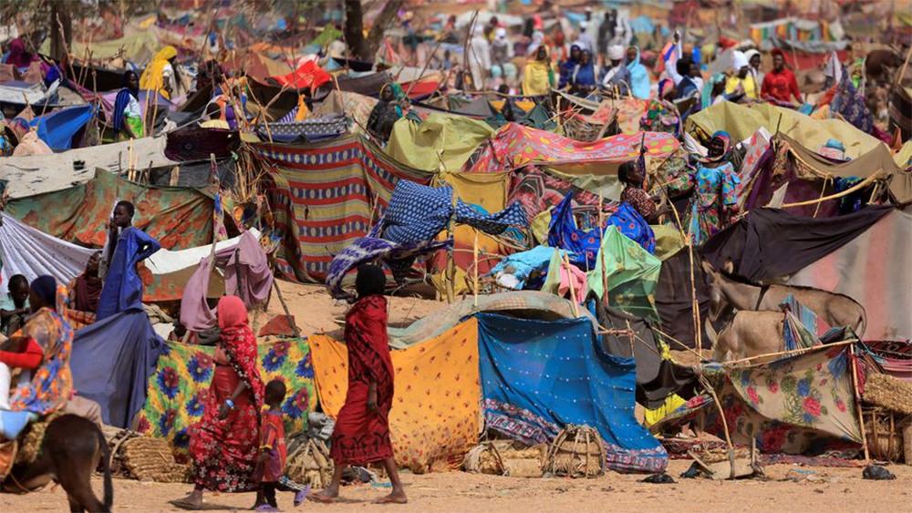 Những người Sudan chạy trốn xung đột tại vùng Darfur dựng lều ở tạm Borota, Cộng hòa Chad. (Ảnh: Reuters) Những người Sudan chạy trốn xung đột tại vùng Darfur dựng lều ở tạm Borota, Cộng hòa Chad. (Ảnh: Reuters)