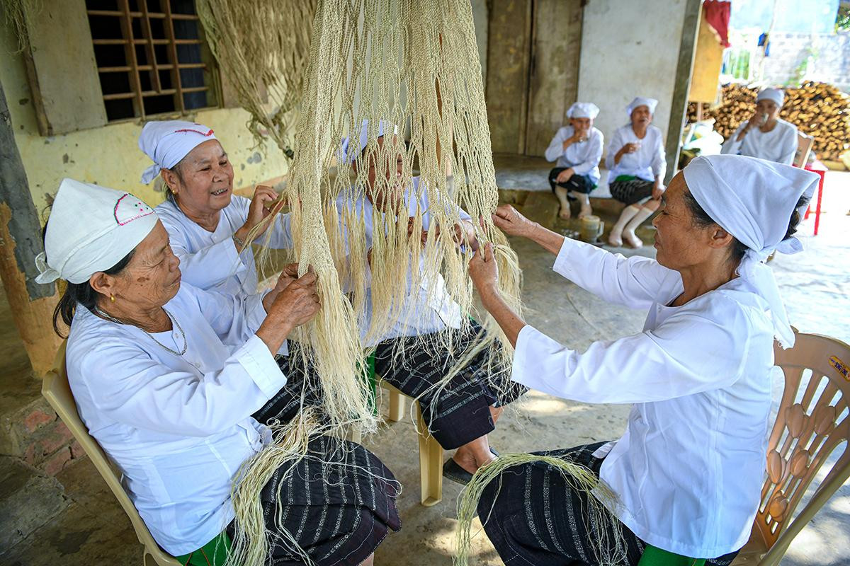 Nghề đan võng gai không chỉ mang lại thu nhập cho người dân mà còn là một di sản văn hóa phi vật thể của người Thổ. (Ảnh: THÀNH ĐẠT)