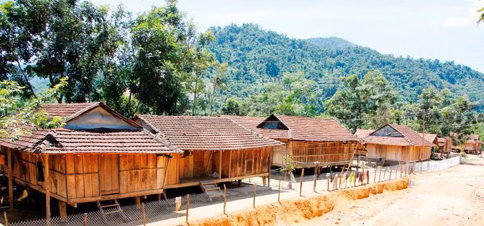 Nhà sàn của người Ca Dong Sơn Tây.