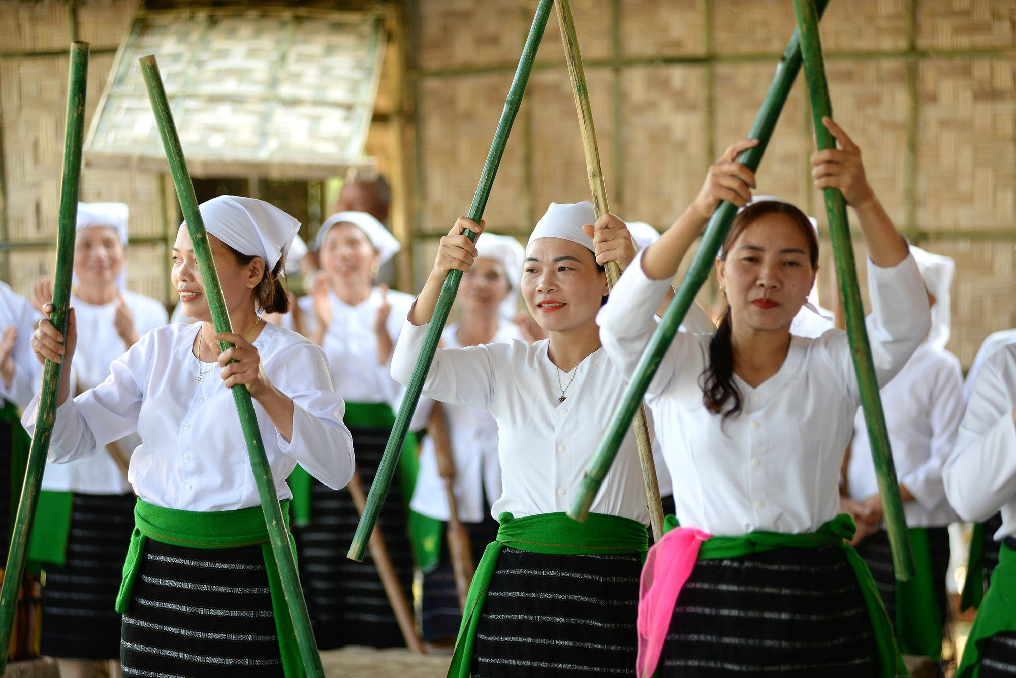 Trang phục truyền thống của phụ nữ dân tộc Thổ gồm áo trắng và váy kẻ sọc đen trắng. Phụ nữ Thổ sử dụng thắt lưng xanh giống phụ nữ dân tộc Thái trong vùng. (Ảnh: THÀNH ĐẠT)