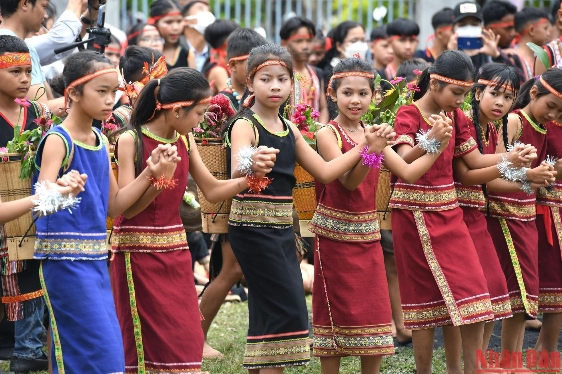 Học sinh thành phố Kon Tum trình diễn múa xoang.