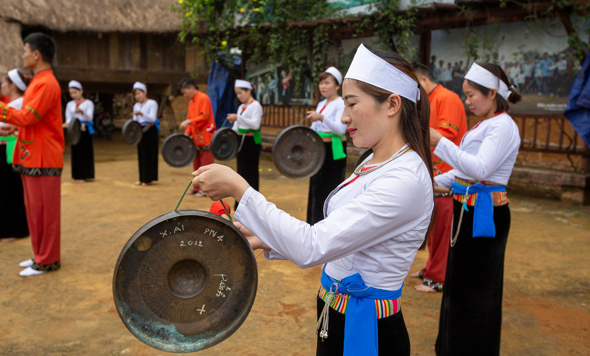 Dân tộc Mường tỉnh Hòa Bình trình diễn tiết mục văn hóa phi vật thể tiêu biểu. (Ảnh: THÀNH ĐẠT)