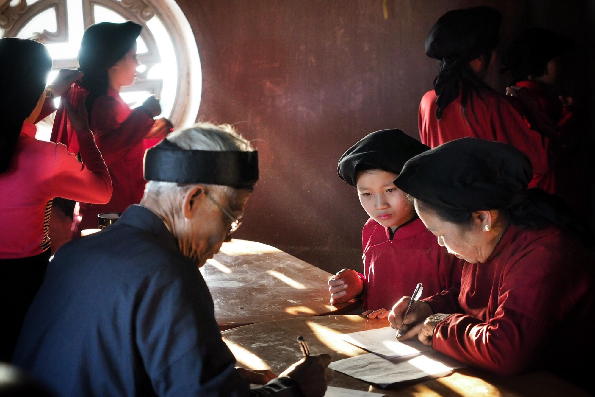 Người Kinh vùng Bắc Bộ, nam đội khăn xếp, nữ chít khắn mỏ quạ. (Ảnh: THÀNH ĐẠT)