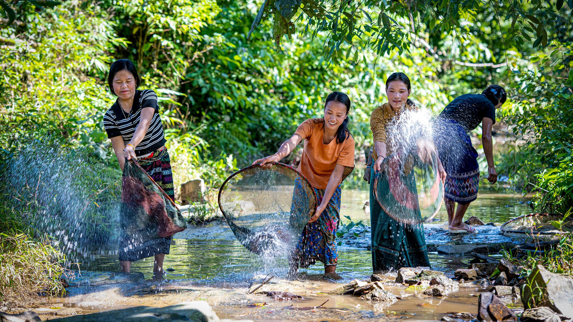 Người Chứt rất thích hút thuốc, cả phụ nữ và trẻ em đều hút. Nhà nào cũng trồng cây thuốc lá trên nương. (Ảnh: Vụ Văn hóa dân tộc)