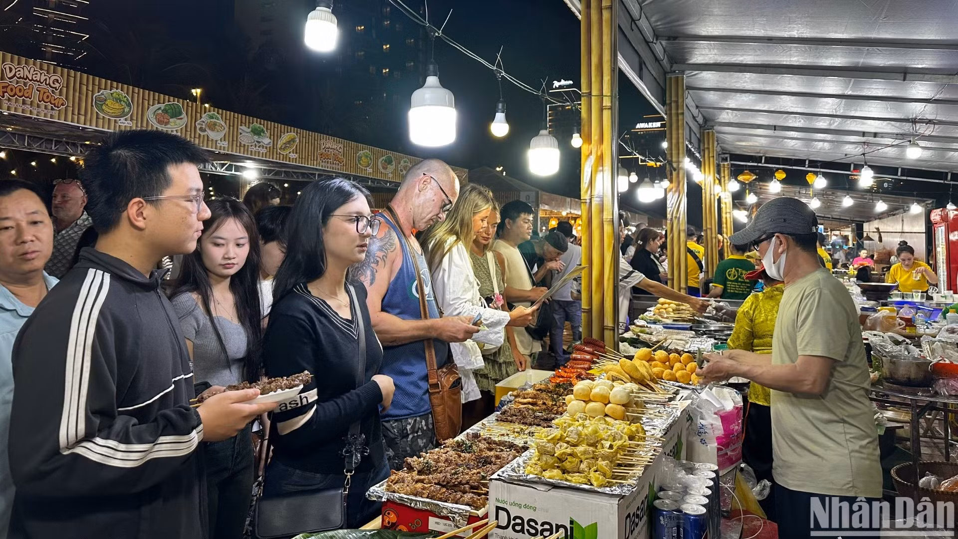 Du khách quốc tế trải nghiệm tại Lễ hội Đà Nẵng Food Tour 2025. (Ảnh: ANH ĐÀO)