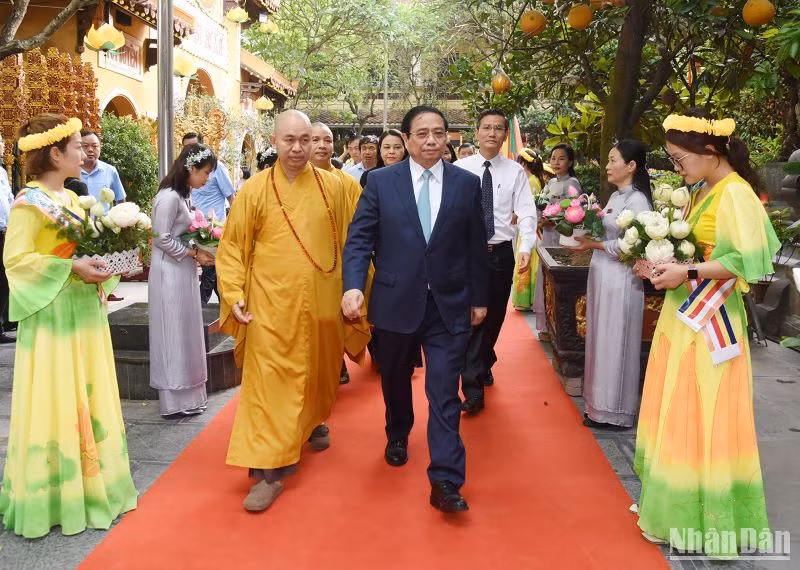 Thủ tướng Chính phủ Phạm Minh Chính tới chùa Quán Sứ chúc mừng các chức sắc, tăng ni, Phật tử Giáo hội Phật giáo Việt Nam nhân dịp Đại lễ Phật đản Phật lịch 2567 - Dương lịch 2023.