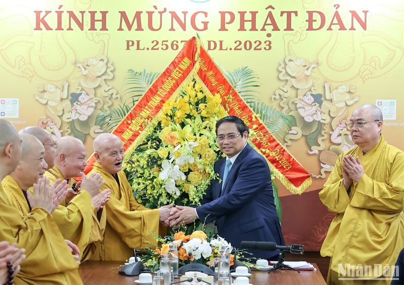 Thủ tướng Phạm Minh Chính tặng hoa chúc mừng Giáo hội Phật giáo Việt Nam nhân dịp Đại lễ Phật đản Phật lịch 2567 - Dương lịch 2023.