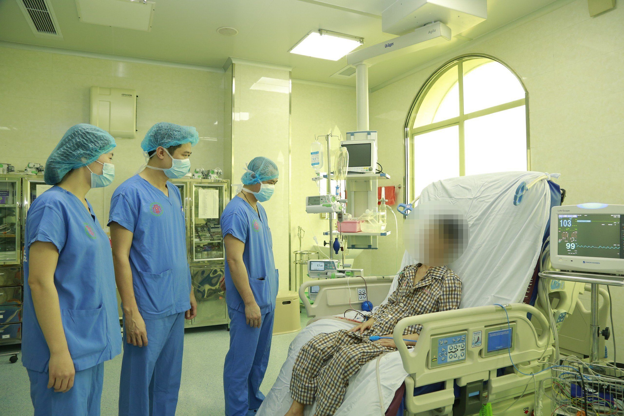 Các bác sĩ Khoa Hồi sức Ngoại Khoa và Ghép tạng chăm sóc cho bệnh nhân ghép phổi đầu tiên ở Việt Nam.