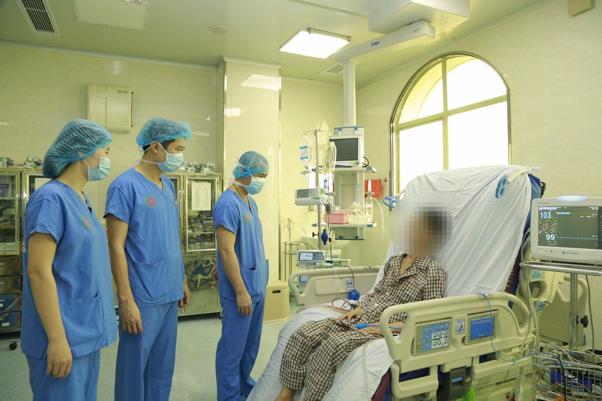 Các bác sĩ Khoa Hồi sức Ngoại Khoa và Ghép tạng chăm sóc cho bệnh nhân ghép phổi đầu tiên ở Việt Nam.