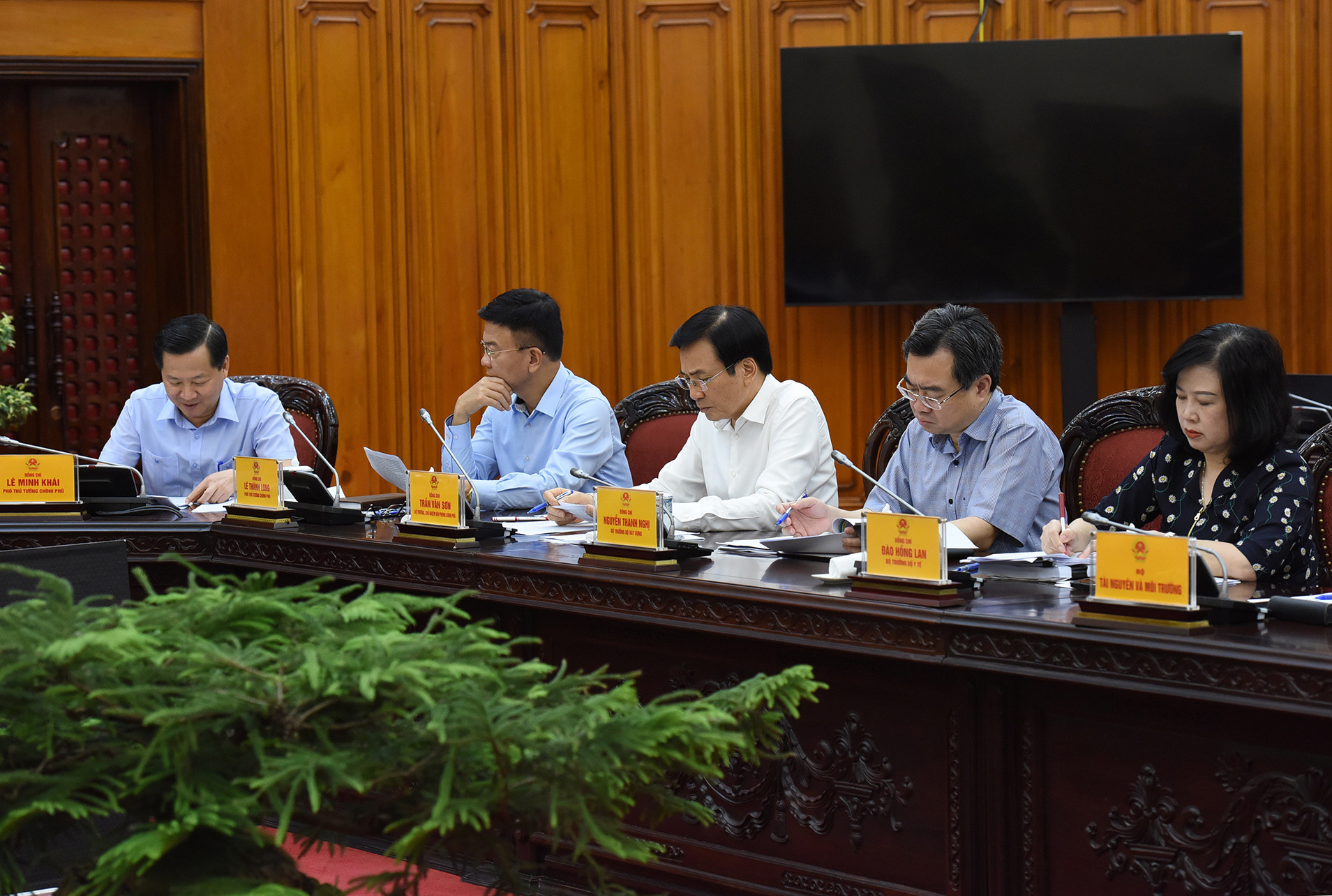 Các Phó Thủ tướng và lãnh đạo các bộ tham dự cuộc họp.