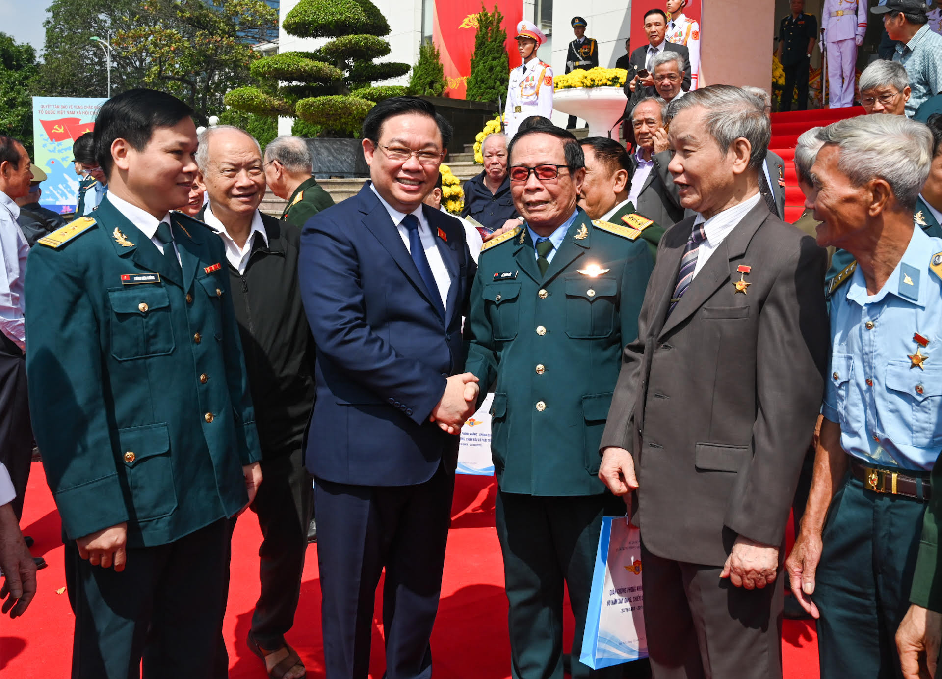 Chủ tịch Quốc hội Vương Đình Huệ với các thế hệ cán bộ Quân chủng Phòng không - Không quân.