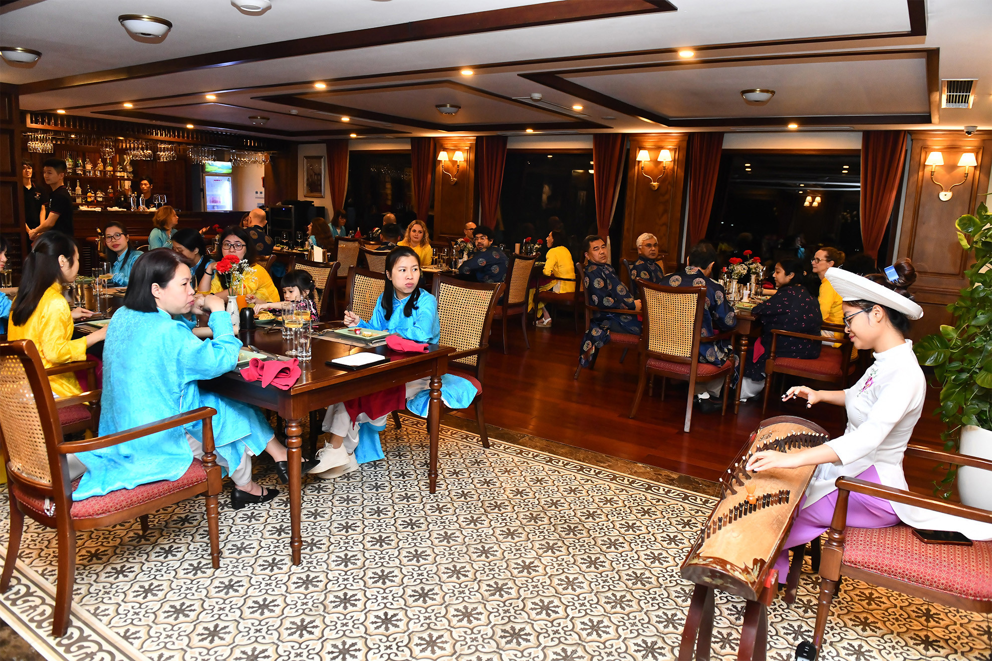 Hay thưởng thức những tác phẩm âm nhạc truyền thống của Việt Nam.