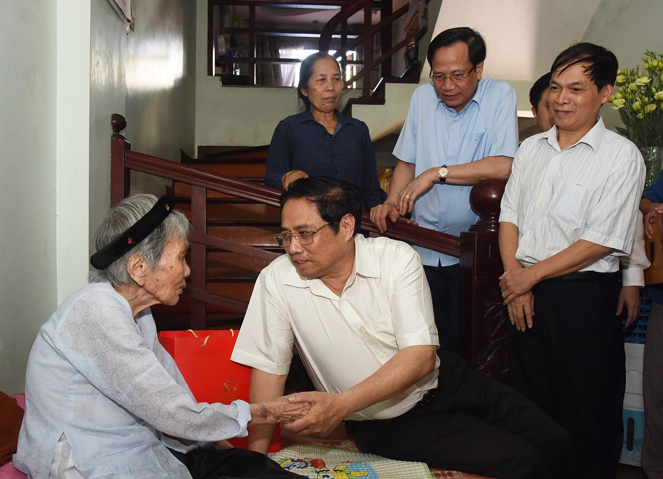 Thủ tướng tới thăm, tặng quà Mẹ Việt Nam Anh hùng Lại Thị Tý (sinh năm 1924, là mẹ của hai liệt sĩ Lương Trương Hoành và Lương Nam Tiến)