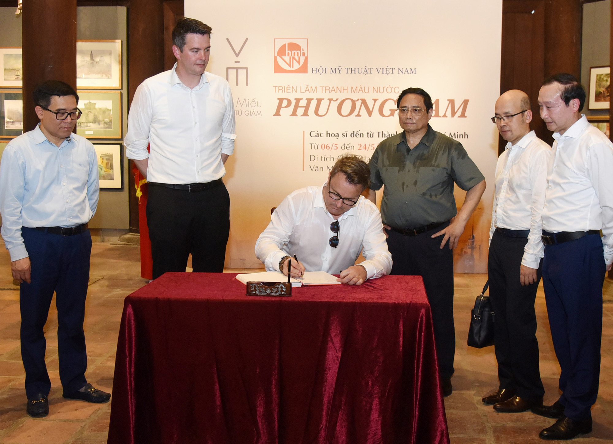 Thủ tướng Luxembourg Xavier Bettel ghi sổ vàng lưu niệm.