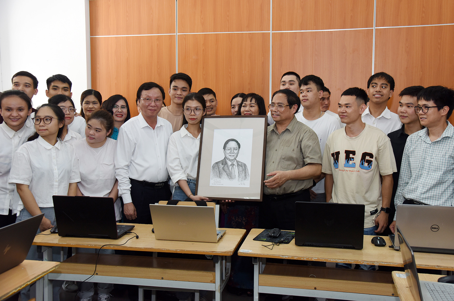 Tác phẩm của học sinh khiếm thính bộ môn nghệ thuật Trường Cao đẳng Sư phạm Trung ương tặng Thủ tướng.