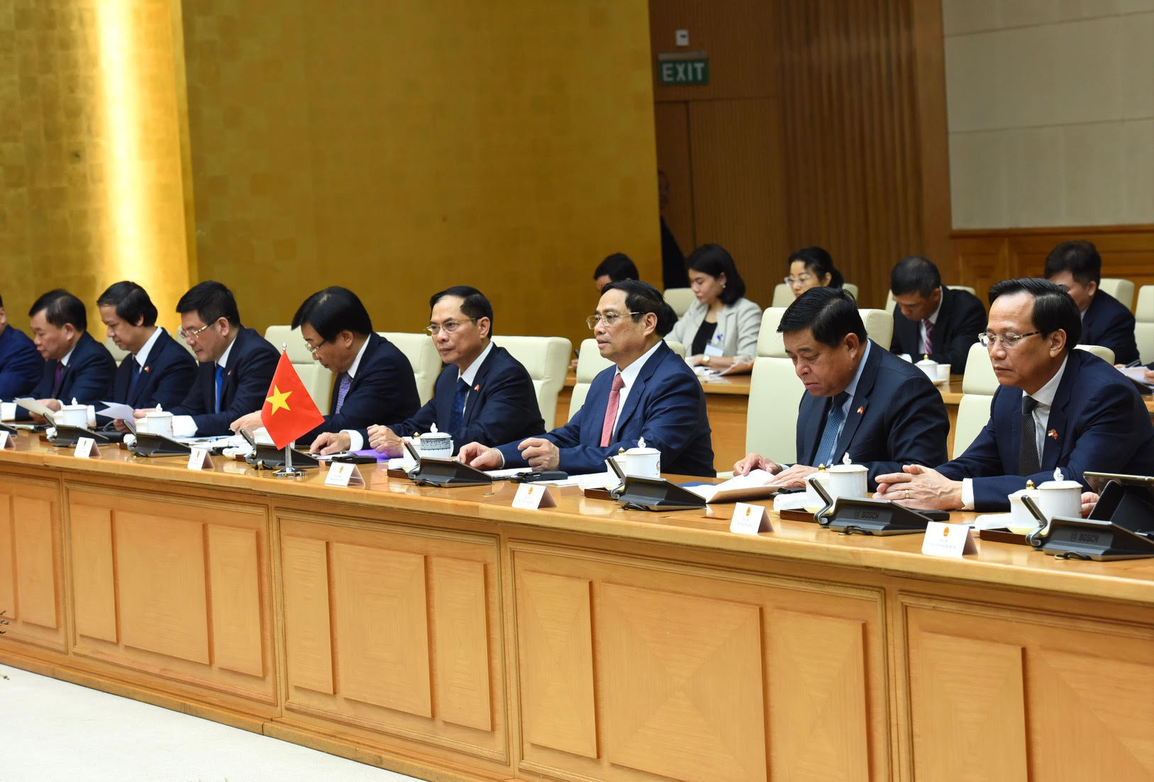 Thủ tướng Phạm Minh Chính và các thành viên Chính phủ Việt Nam hội đàm với Thủ tướng Lý Hiển Long.