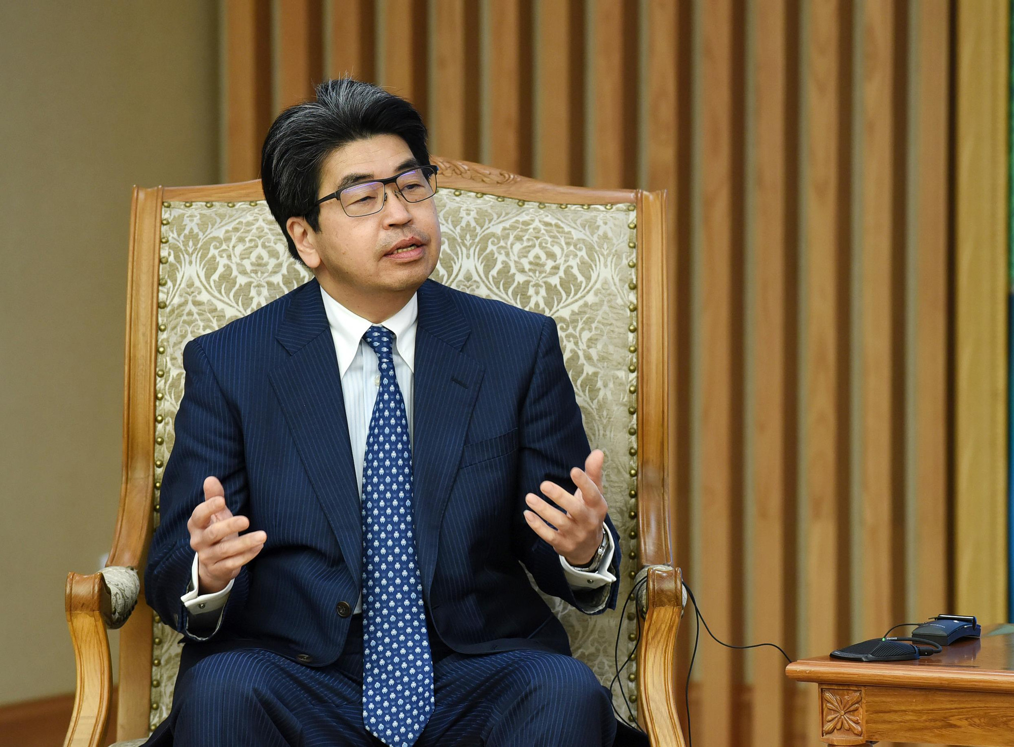 Thống đốc JBIC nhất trí với nhiều đề xuất hợp tác của Thủ tướng, trong đó có vấn đề liên quan dự án lọc hóa dầu Nghi Sơn; đánh giá cao năng lực lãnh đạo, chỉ đạo, điều hành của Chính phủ Việt Nam, Việt Nam đã giữ vững ổn định kinh tế vĩ mô trong bối cảnh thế giới nhiều biến động, nhất là ổn định giá xăng dầu, duy trì đà tăng trưởng tốt, có thị trường đầy tiềm năng, Việt Nam là điểm đến đầu tư hấp dẫn với các doanh nghiệp Nhật, là ưu tiên số 1 của JBIC. Thống đốc JBIC nhất trí với nhiều đề xuất hợp tác của Thủ tướng, trong đó có vấn đề liên quan dự án lọc hóa dầu Nghi Sơn; đánh giá cao năng lực lãnh đạo, chỉ đạo, điều hành của Chính phủ Việt Nam, Việt Nam đã giữ vững ổn định kinh tế vĩ mô trong bối cảnh thế giới nhiều biến động, nhất là ổn định giá xăng dầu, duy trì đà tăng trưởng tốt, có thị trường đầy tiềm năng, Việt Nam là điểm đến đầu tư hấp dẫn với các doanh nghiệp Nhật, là ưu tiên số 1 của JBIC.