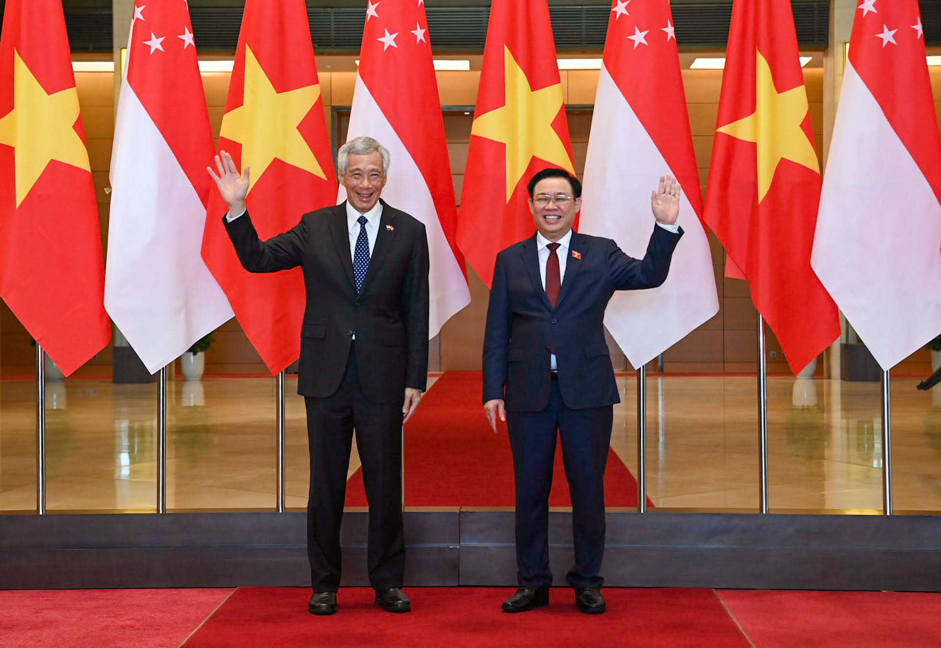 Chủ tịch Quốc hội Vương Đình Huệ và Thủ tướng Singapore Lý Hiển Long tại buổi hội kiến.