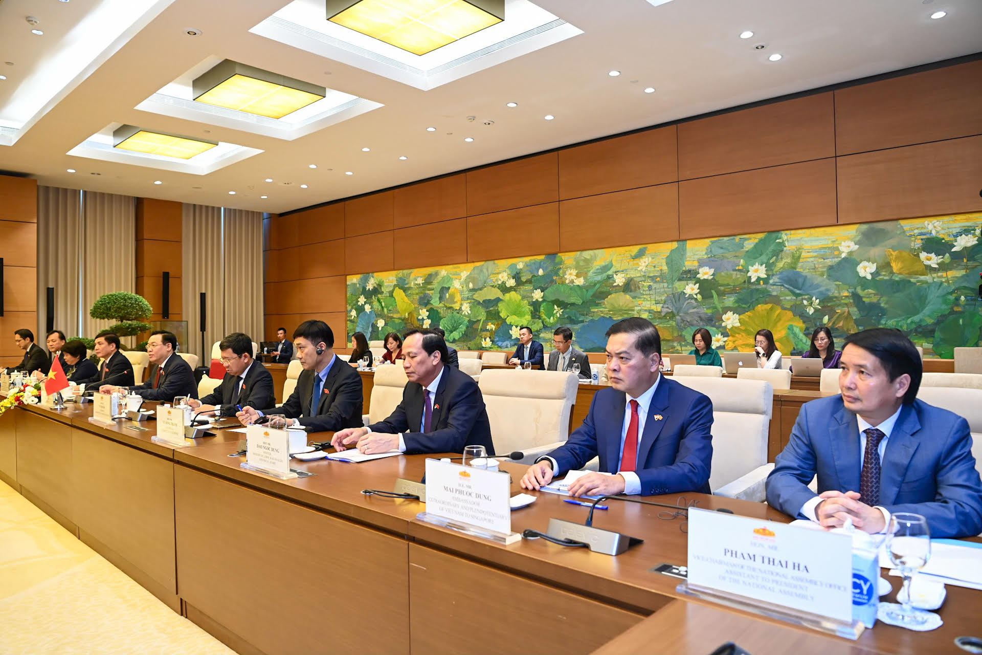 Chủ tịch Quốc hội Vương Đình Huệ và các đại biểu Việt Nam dự buổi hội kiến.