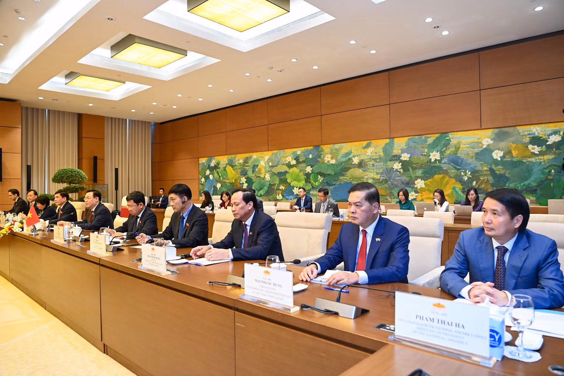 Chủ tịch Quốc hội Vương Đình Huệ và các đại biểu Việt Nam dự buổi hội kiến.