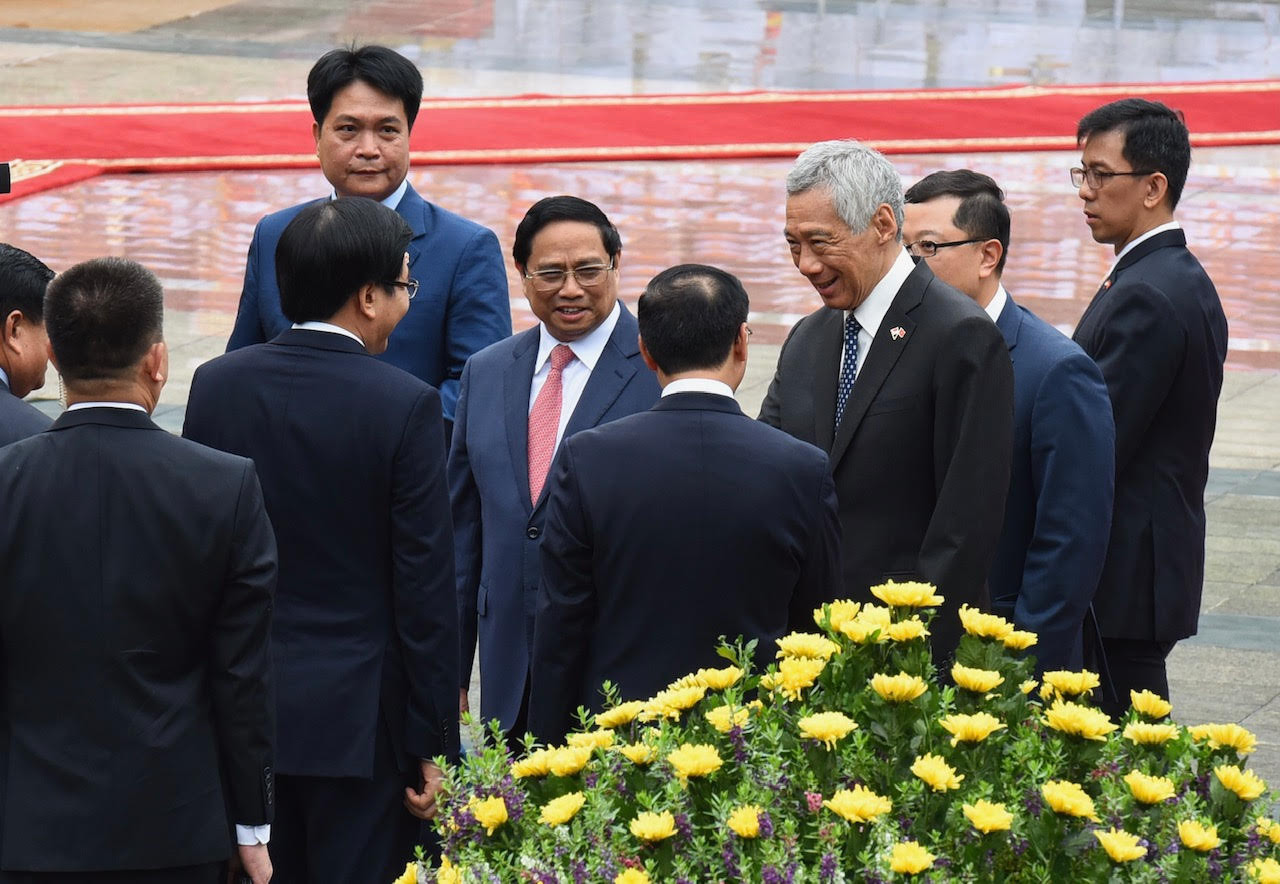 Thủ tướng Phạm Minh Chính giới thiệu các thành viên đoàn Việt Nam với Thủ tướng Lý Hiển Long.